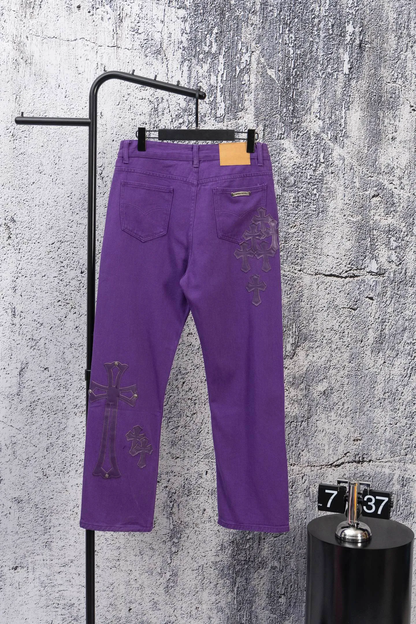 P240 CH Chromehearts Dopamine Purple Cross-Patch Leather Purple Jeans. Cabinet price is 34W level. Patched cross pattern embellishment, washed jeans! ! An absolutely high-end luxury product, a 1.9W-level god-level single product, a super popular product, made by top heavy industry, a magic weapon that cannot be missed! [About Zangyin] This is an extremely luxurious fashion brand that can also be called the aristocracy of the high street. It has always been an exclusive brand for some hipsters or rich second generations. Compared with ordinary high streets, it is more luxurious and noble. Compared with luxury brands, it is more fashionable and individual. It has always been a brand that I have a special liking for. [Top heavy industry fashion design] Consistently high-street luxury style. Speaking of this style, the Zangyin family and GU family are definitely the leading representative brands. Especially the Zangyin family has really achieved a state-of-the-art effect in creating high-street style. The unique washed material is used to create this style. The color system is already quite eye-catching. After it is decorated with patchwork cross flowers, it cleverly highlights the charm of the brand. Secondly, this style uses classic The high-waist cutting design highlights the long legs and fashionable temperament of the upper body. The brand is highly recognizable and the slim fit configuration is more suitable for daily wear. It is a product that interprets personality, fashion, and specifications at a glance. This single product is enough to make any fan excited. It can be a white T-shirt for a youthful college style, or a tight suspender for a royal style. It has strong matching ability and can be easily controlled by men.  [Materials and craftsmanship] Needless to say, this point goes without saying. As an excellent craftsman brand, Zangyin’s requirements for details and craftsmanship are really perfect. The washed color of this model has gone through so many processes, not to mention the embellishment of denim appliques. It is also purely hand-made and sewn. Just like what they believe in, only hand-made things have soul and have the meaning of wear. A top-notch heavy-duty fashionable denim item, I look forward to your perfect interpretation! !  Color: Purple Size: 28-34
